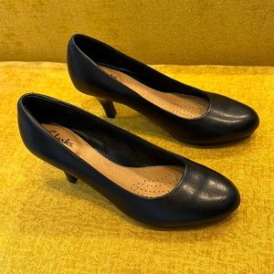 6.5 Clarks Artisan Pumps